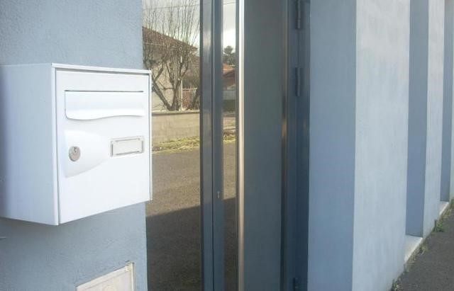 Devant le lieu de culte, la boîte aux lettres sert à recevoir les requêtes de prières.